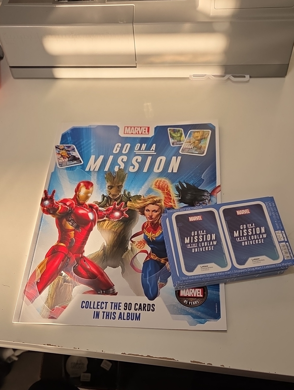 NEW Marvel Collectors Book + 31 unopened packs of 4 cards/stickers
